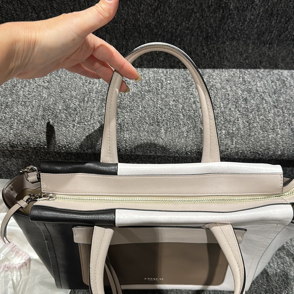 Leather Riley Coach tote bag. - Picture 11 of 17